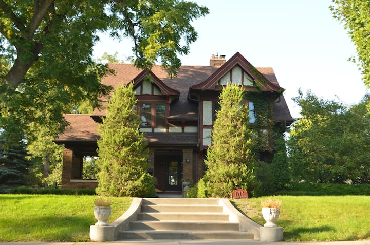 Beautiful Mansion On Historic Summit Avenue - Saint Paul, MN