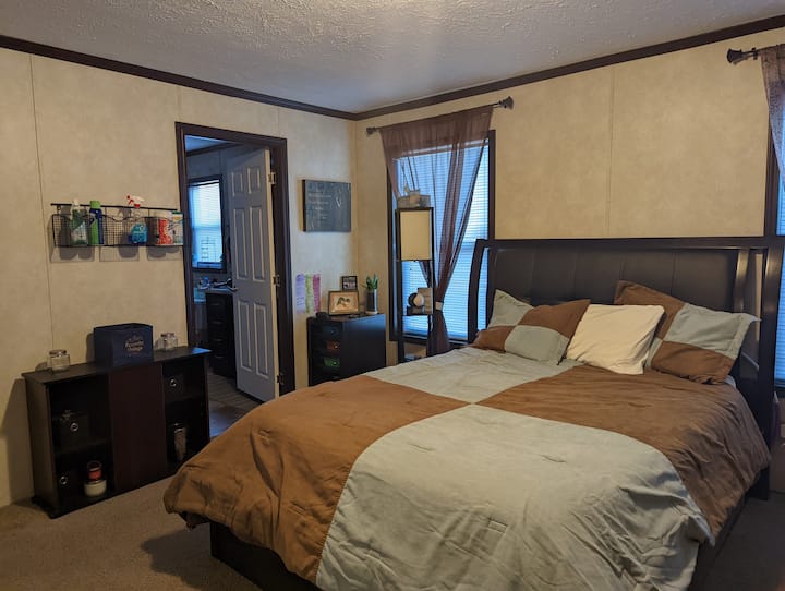 Relaxing Queen Bed W/ Attached Bathroom Off Inte29 - Sioux Falls, SD