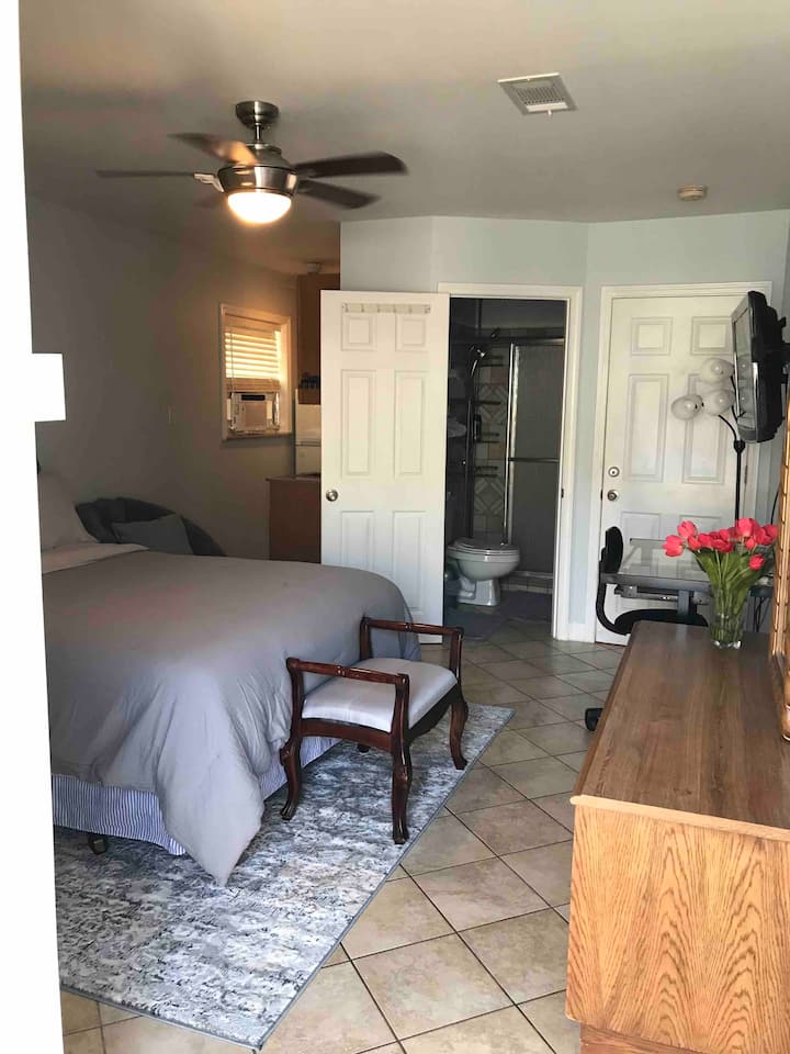 One Br  With Queen Size Bed A Block From The Beach - Gulfport