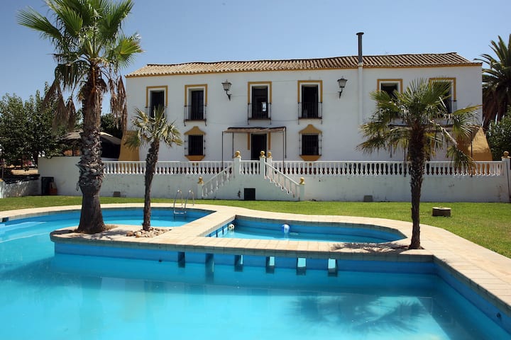 Villa With 6 Bedrooms In Alcalá De Guadaira, With Wonderful City View, Private Pool, Enclosed Garden - 90 Km From The Beach - Alcalá de Guadaíra