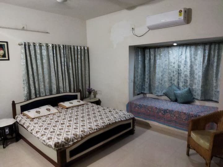 Atulya Homestay -Luxurious Bedroom With Patio Area - Gandhinagar