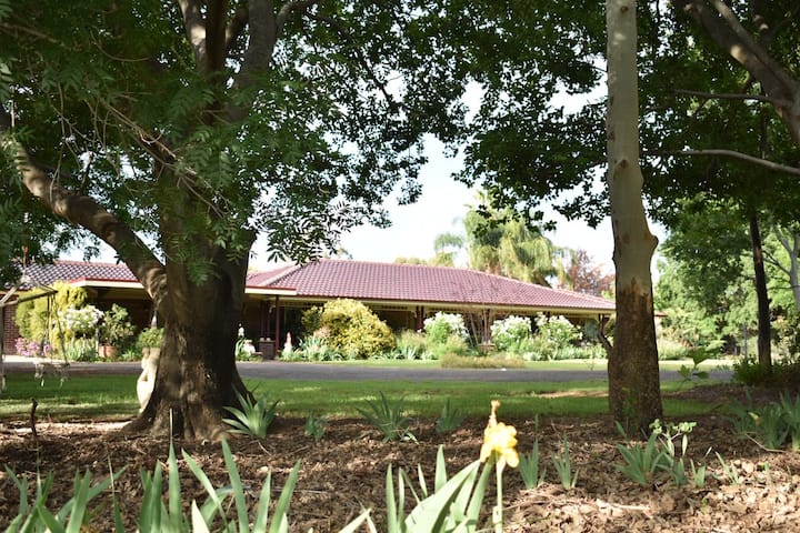 Large Guest Suite With Garden Views In Narrabri - Narrabri