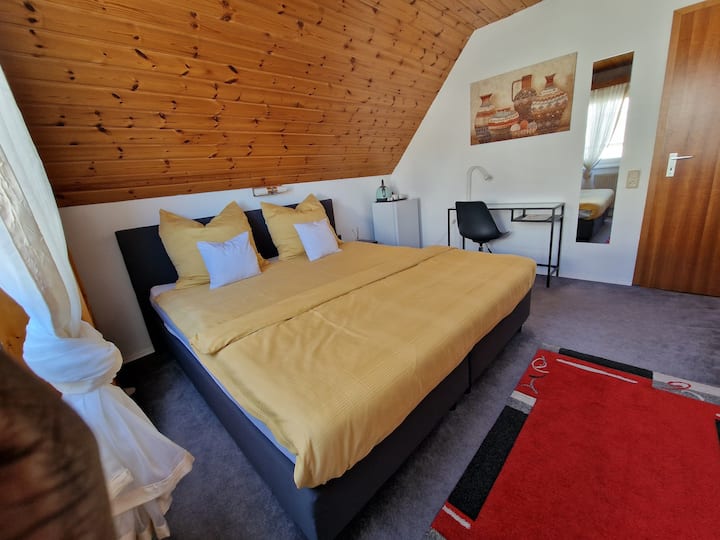 Gemütliches Zimmer Mit Doppelbett - Bad Nauheim