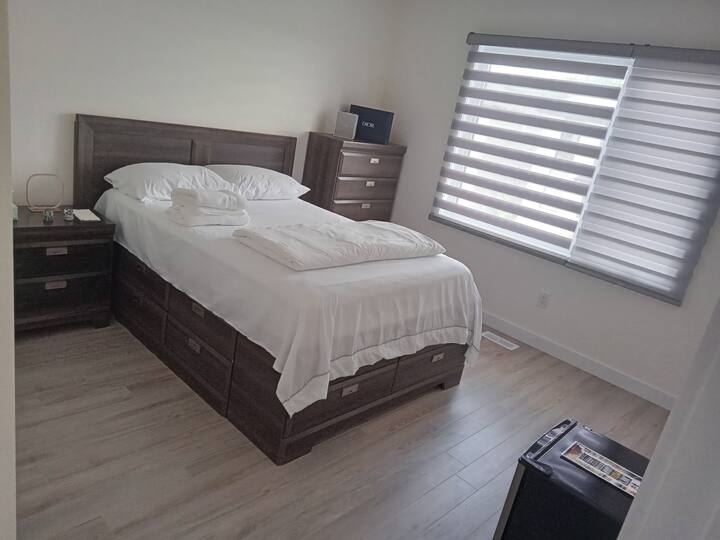 1 Clean Bedroom In A Brand New House! - Casselman