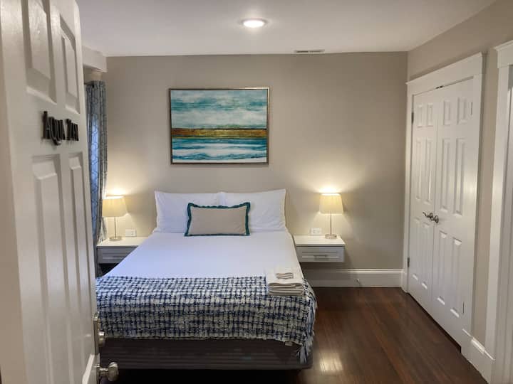 Suite - Bedroom By Brandeis / Bentley Private Bath - Waltham, MA