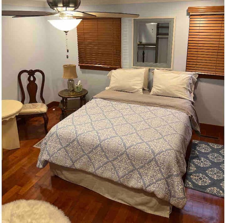 Beach Townhouse: Single Bedroom, Sleeps 2 - Nahant, MA