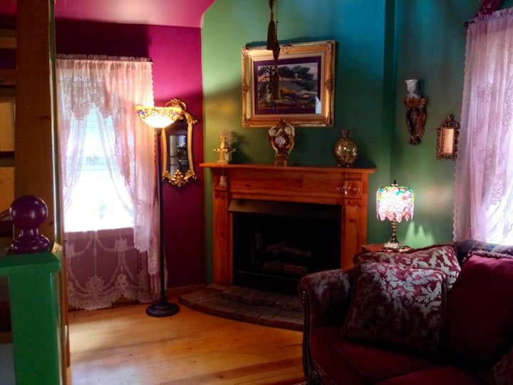 Secluded Romantic Dollhouse In Downtown Historic District - Eureka Springs, AR