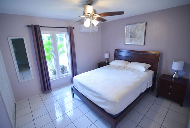 Medlock Guest House (Purple Room) - Cayman Islands