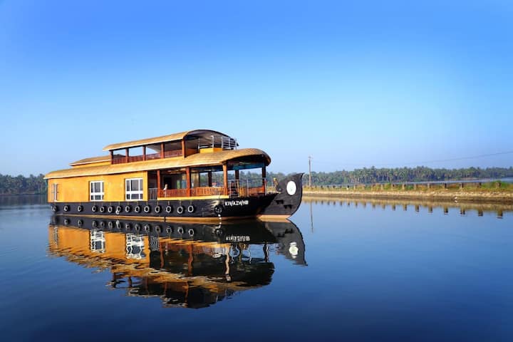 Valiyaparamba Cruise Houseboat - Nileshwar