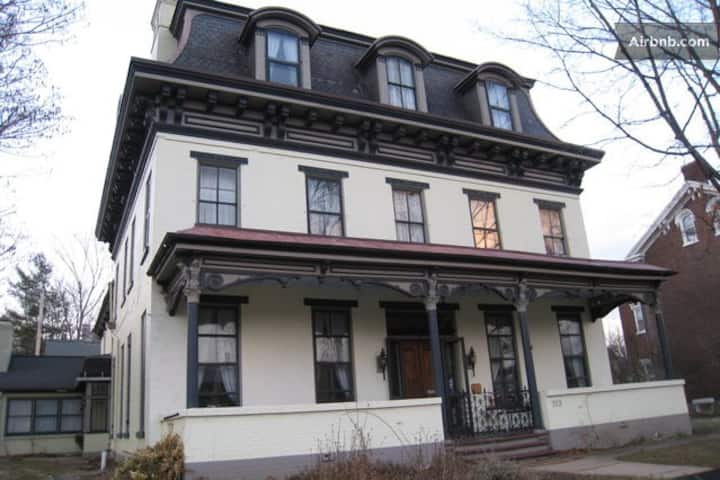 Vieille Maison Belle - Altoona, PA