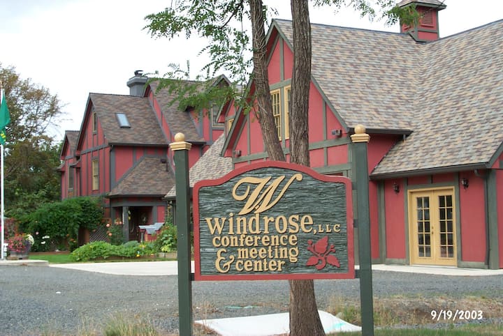 Wine Country Estate On 2.5 Acres - Newberg, OR