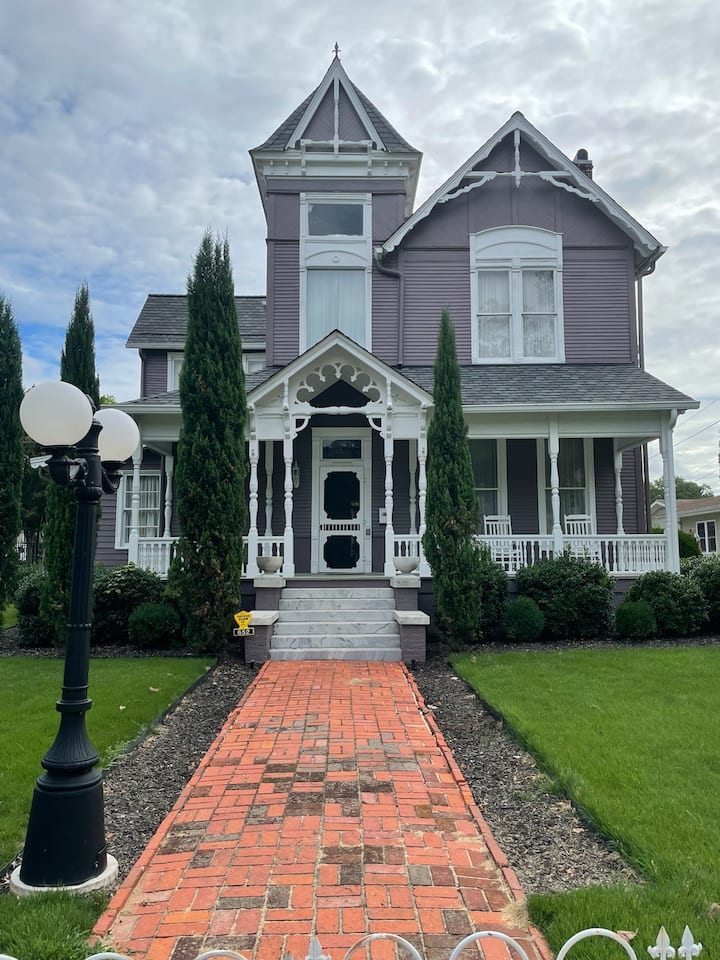 Historic Victorian Home Next To Una & Downtown - Muscle Shoals, AL