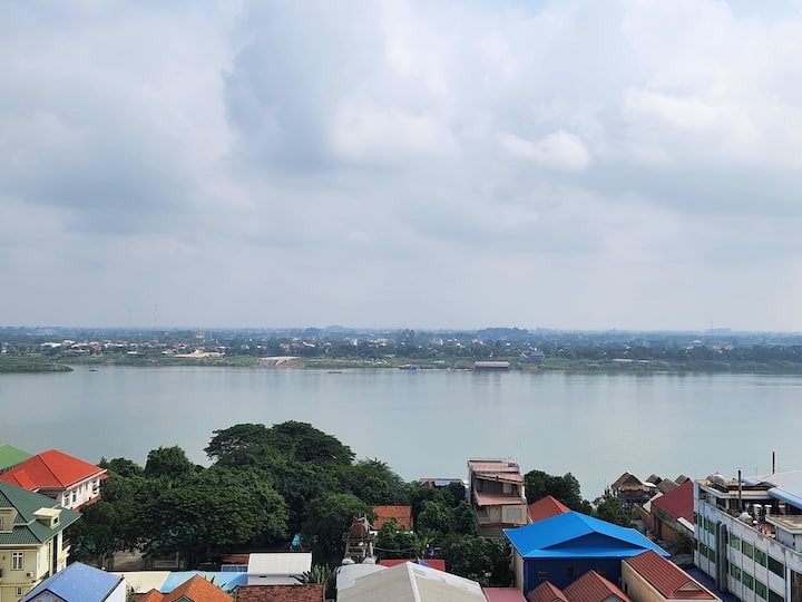 2br Condo With A River View - 프놈펜