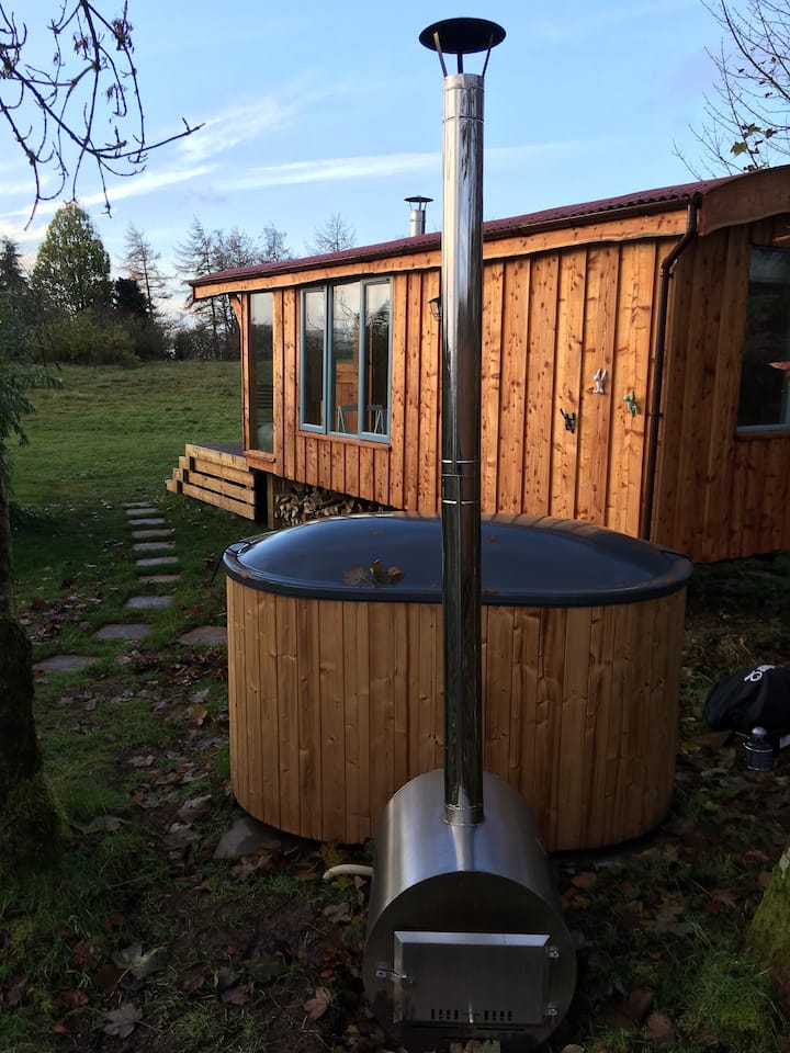 Tamano Farm Shepherd Hut, Hot Tub & Outdoor Shower - Dunblane