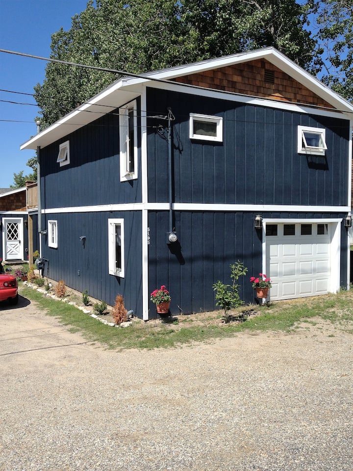Newly Renovated Cottage On Crooked Lake. Sleeps Up To 6 With No Service Fees! - Petoskey, MI