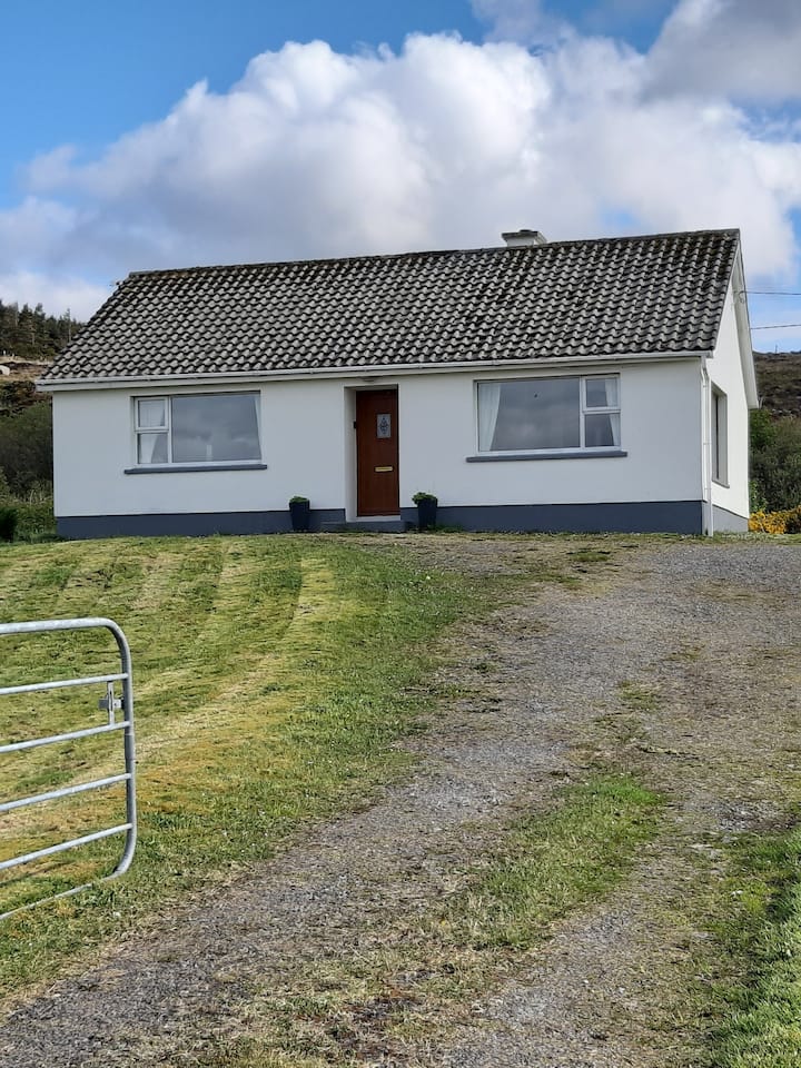 Elevated Site In Peaceful Donegal Bright Cottage - Fantastic Sea & Mountain View - Portnoo