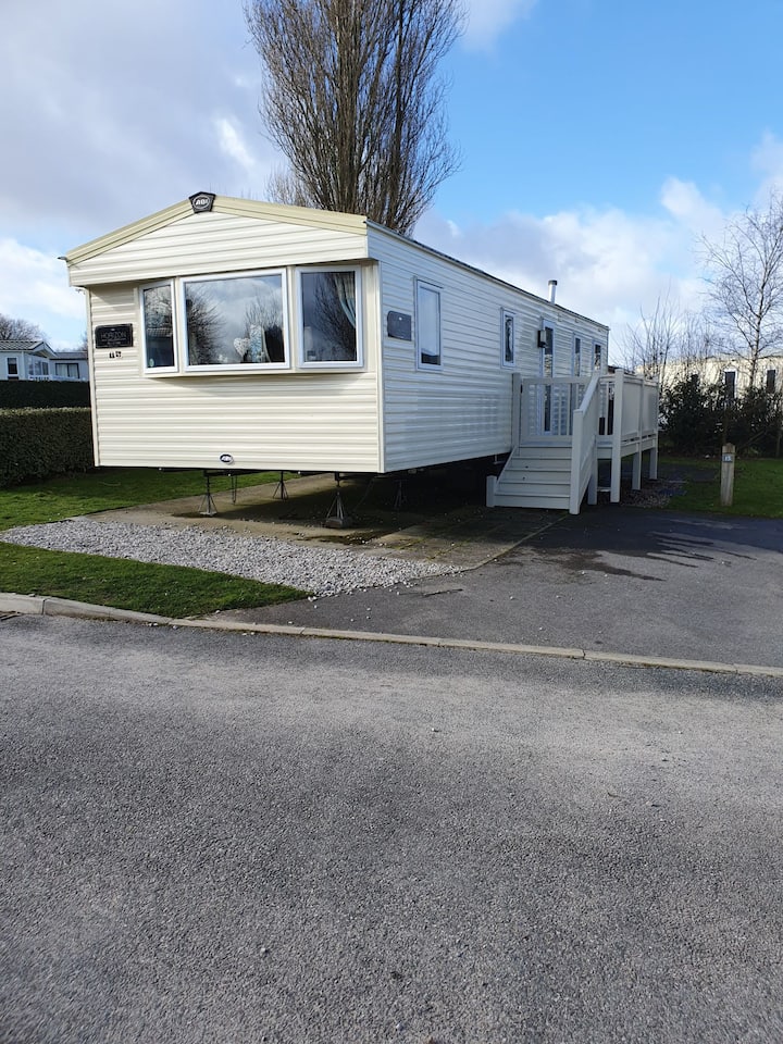 3 Bed Caravan For Hire Marton Mere In Blackpool - モファット