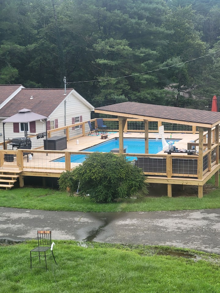 Cheerful Three Bedroom Home With Pool - フェイエットビル, WV