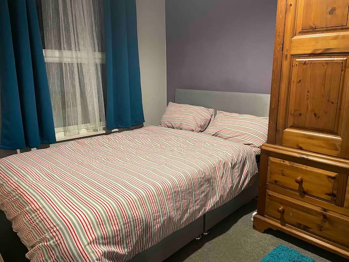 Double Room With Big Wardrobe And Tv - Ilford