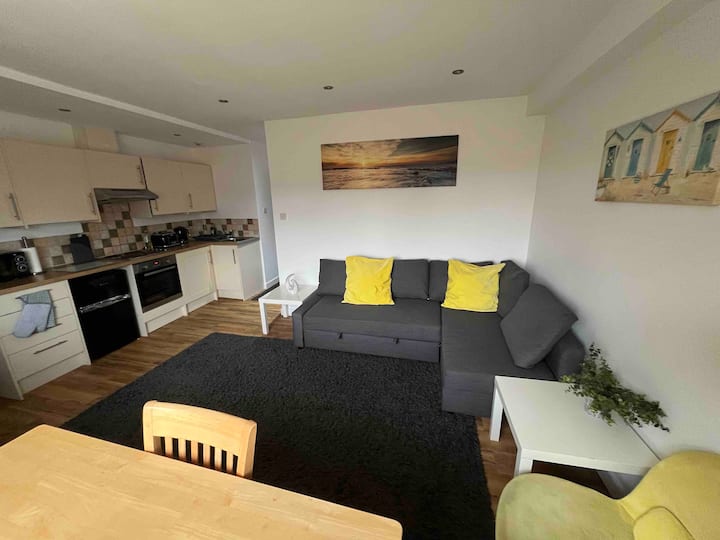 2 Bed Modern Sea Road Apartment - Bournemouth