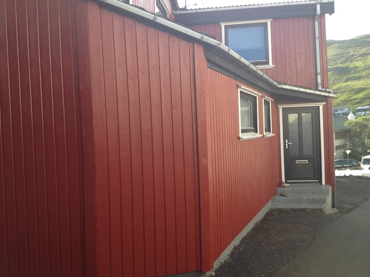 Stort Hus Midt I Landsbyen - Färöer
