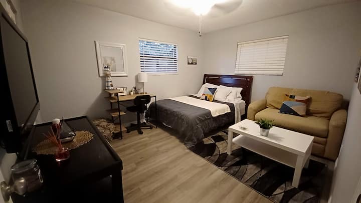 Comfy Bedroom On W Shore Blvd, 15 Min From Airport - Tampa, FL