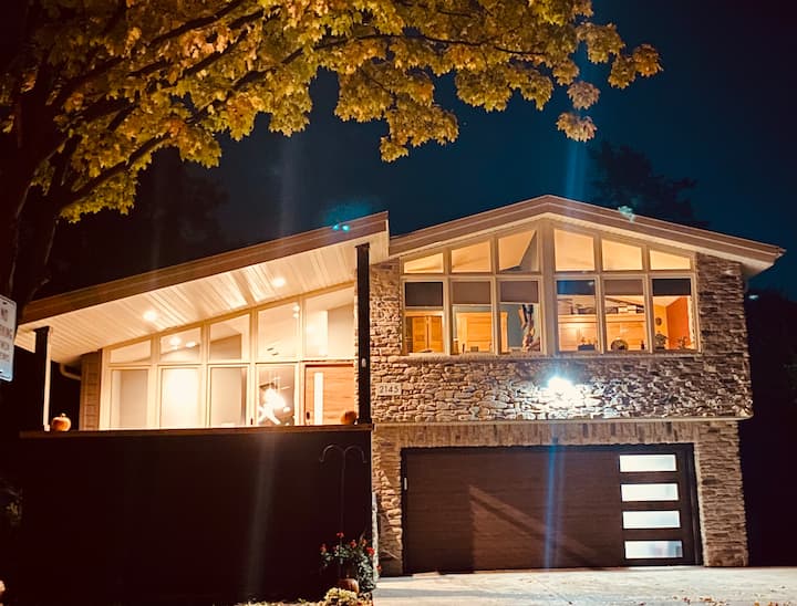 Luxurious Mid-century Close To Camp Randall - Madison, WI