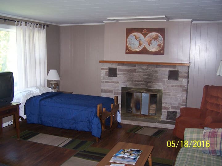 Spacious Cottage Near Oak Orchard River- Norman - Kendall, NY