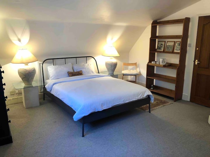 Spacious Double Room With En-suite Bathroom - Chingford