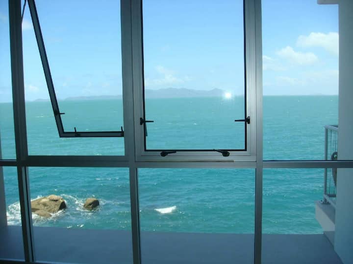 Best At Bright Point - 4 Bedroom Total Waterfront - Magnetic Island