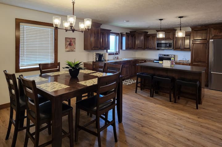 Spacious Townhouse For 14 People. Brand New! - Hastings, NE