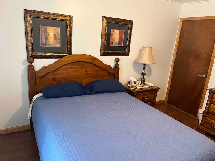Cozy, Quiet Bedroom With Private Full Bath - Overland Park, KS