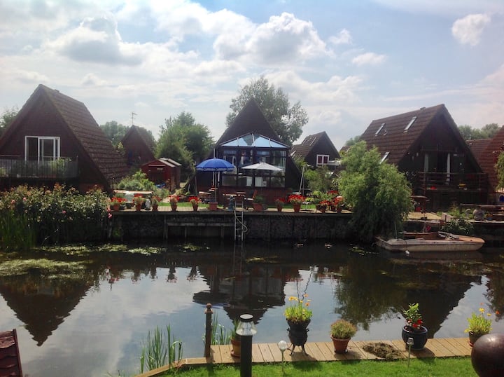 Delightful Lodge On River Marina, Fully-furnished - Cambridgeshire
