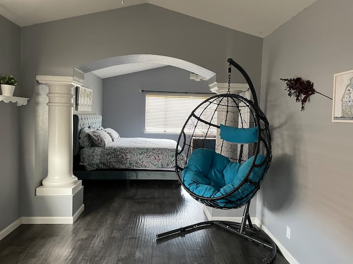 Spring - Beautiful Bedroom With A Private Bathroom - Tracy, CA