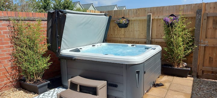 Property With Hot Tub In Stunning Coastal Village - Appledore