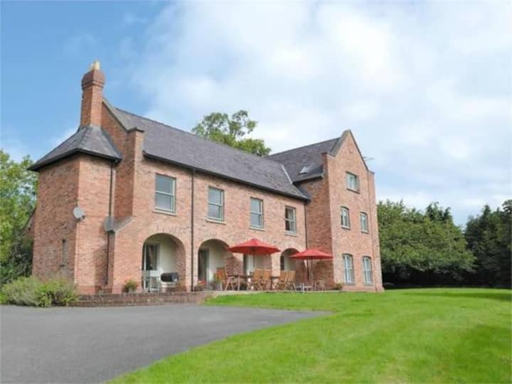 Gaer Hall Guilsfield A Country Mansion With Hottub - Welshpool