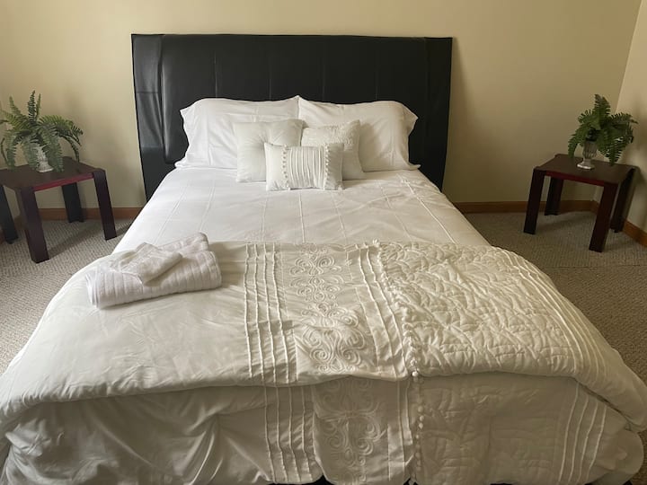 Large Private Room Just Minutes From Hospital!! - Toledo, OH