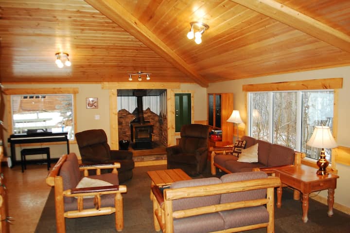 Dana Lodge At Kuriakos - Sylvan Lake, AB