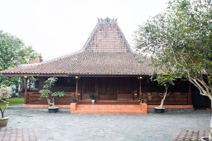 Jineman Villa Joglo - Modern Traditional Villa - Salatiga
