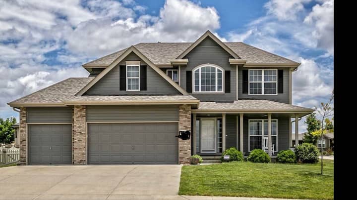 6 Bedroom Updated & Spacious Family Home! - Omaha