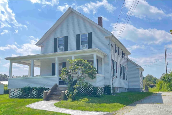 Entire House At Founder’s Brook Sleeps 2-9 & Pets! - Bristol, RI