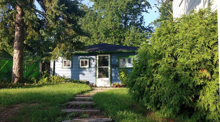 Charming Garden Cottage In Town - Guelph