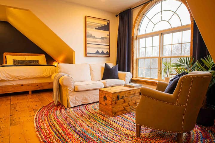 ‘The Boho Retreat’ (Entire ‘Loft’ Suite) - Lunenburg