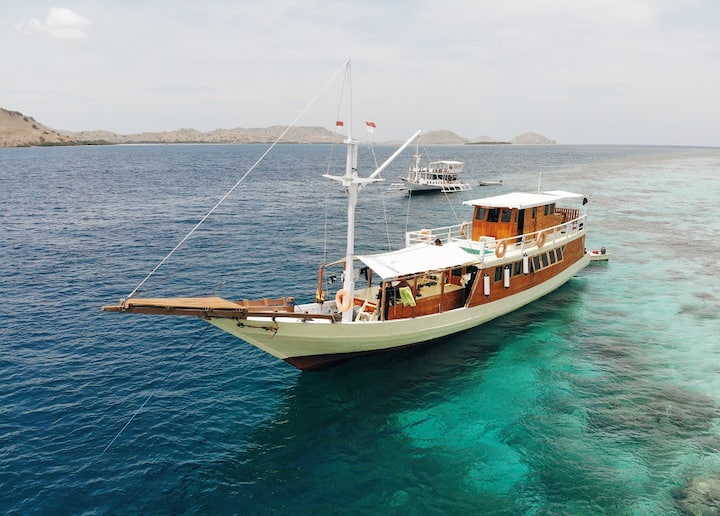 Komodo Boat House With View & Lifetime Experience - Labuan Bajo