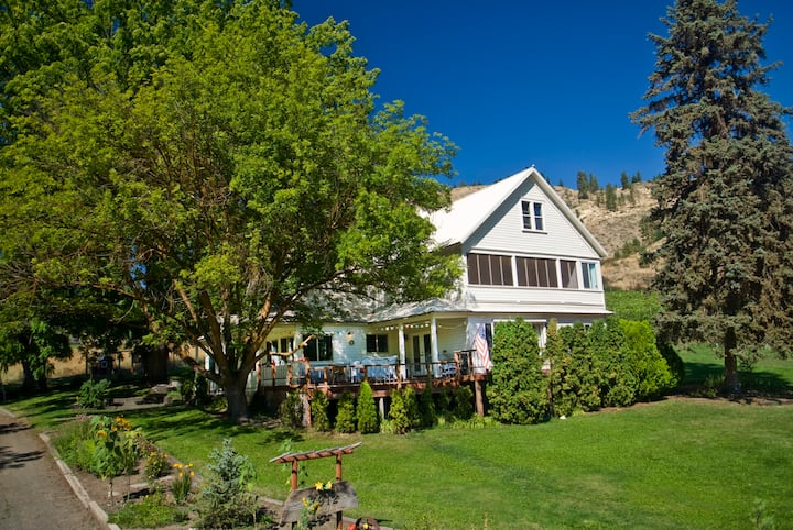 Historic Farmhouse On Vineyard For Outdoor Advntr! - Cashmere