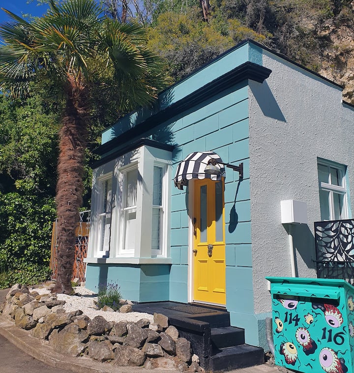 The Little Blue House On The Edge Of Ahuriri - Napier