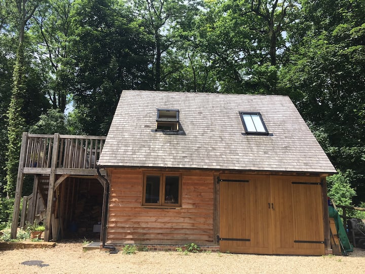 A Cosy Cotswold Woodland Cabin - Cirencester