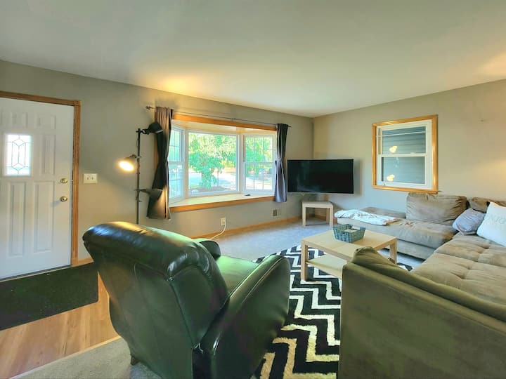 Cozy Home W/private Backyard, Close To Downtown! - Brooklyn Park, MN