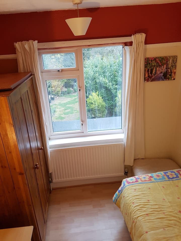 Single Bedroom Ideal For Luton Airport & Amazon - Luton