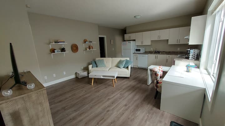 Lovely One Bedroom Rental Unit Near The River - Kamloops